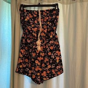 Floral sleeveless romper size small Love Tree